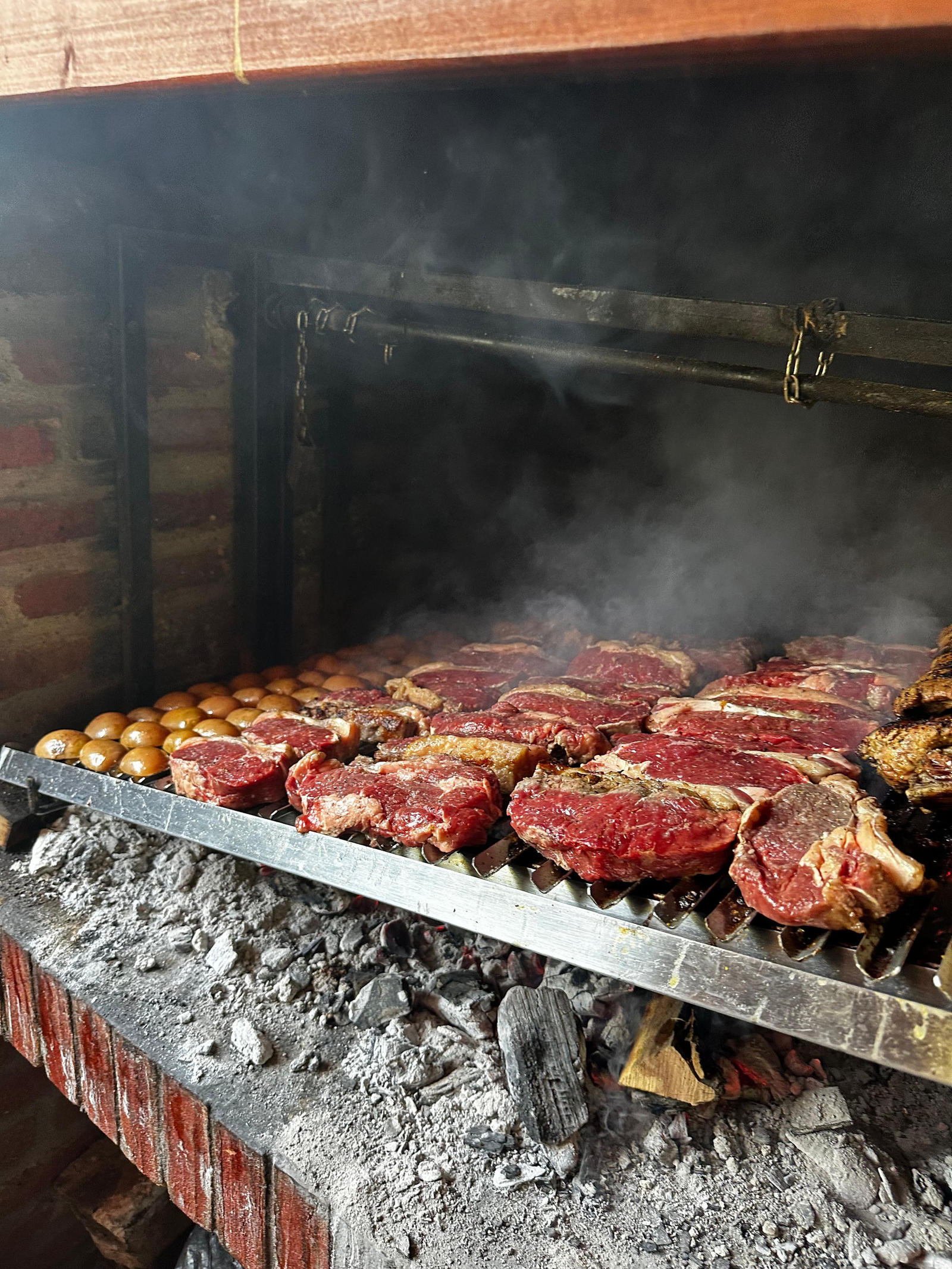 Cortes premium sobre las brasas entre el humo